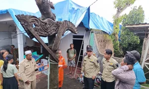 f-atap-rumah-warga-terdampak-puting-beliung-di-tutup-dengan-terpal-berada-di-Dusun-Genengan-Desa-Durensewu-Kecamatan-Pandaan-2from-Kantor-Kecamatan-Pandaan-2738290434