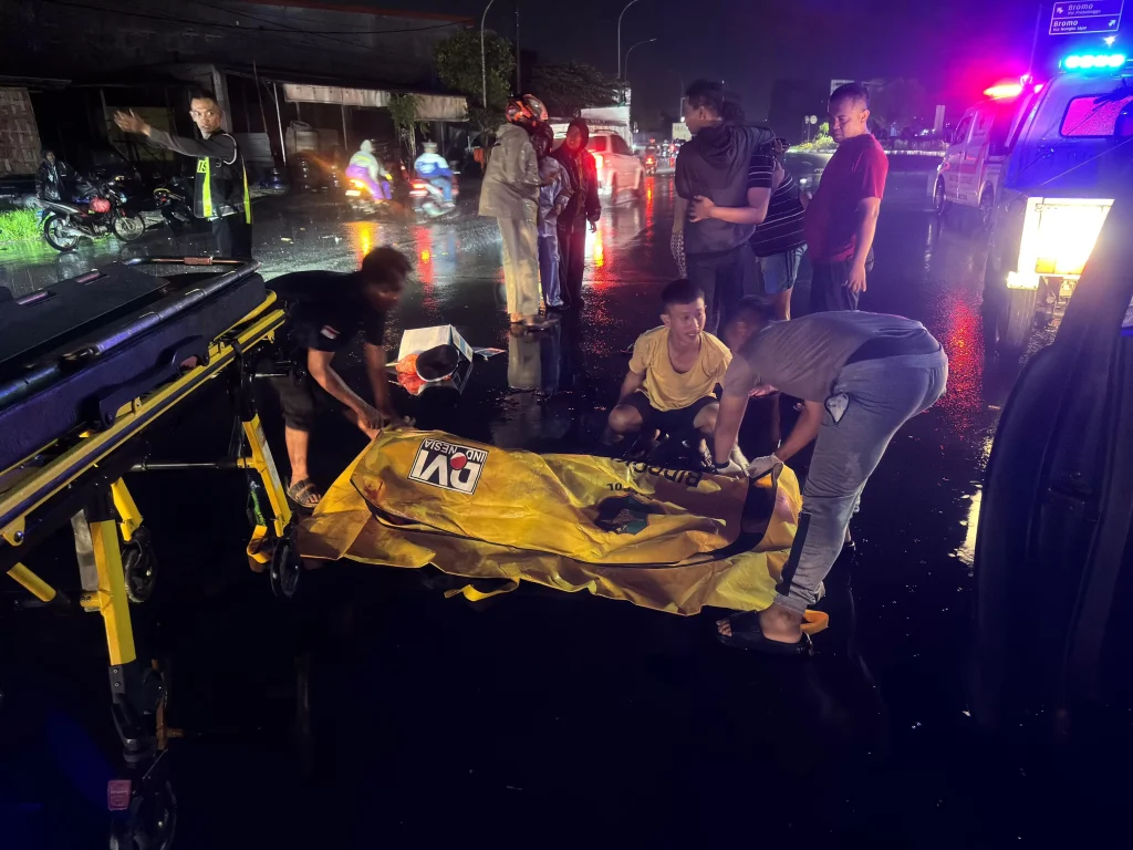 f-proses-evakuasi-jasad-pemotor-korban-laka-lantas-terjatuh-dan-terlindas-truk-gandeng-di-Desa-Legok-Kecamatan-Gempol-2from-Unit-Lantas-Polsek-Gempol-3602838364