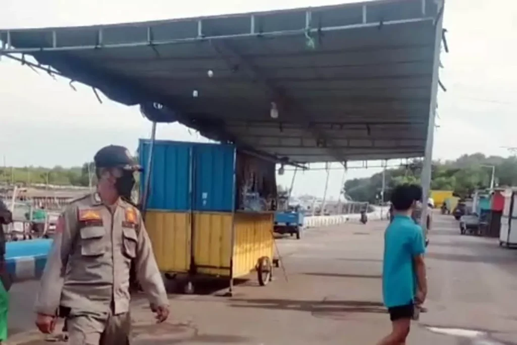 Foto-Angkut-tenda-milik-PKL-yang-melanggaf-1687128291