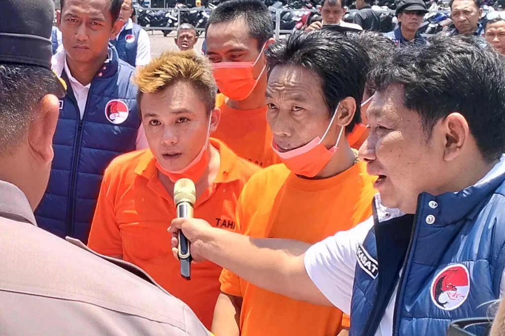 f-Kasnadi-alias-Guplek-kanan-dan-Dodik-kiri-dua-tersangka-bandar-narkoba-jaringan-Wonosunyo-saat-press-conference-di-halaman-Mapolres-Pasuruan-1zal-2684899325