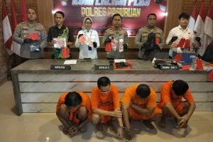 f-barang-bukti-dan-empat-pelaku-jaringan-peredaran-uang-palsu-ditunjukkan-ke-awak-media-saat-konferensi-pers-di-Mapolres-Pasuruan-1-3281381580