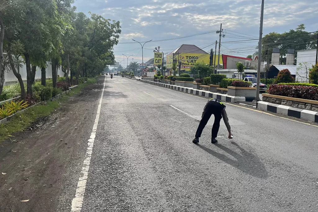 f-polisi-buru-sopir-truk-penabrak-719898840