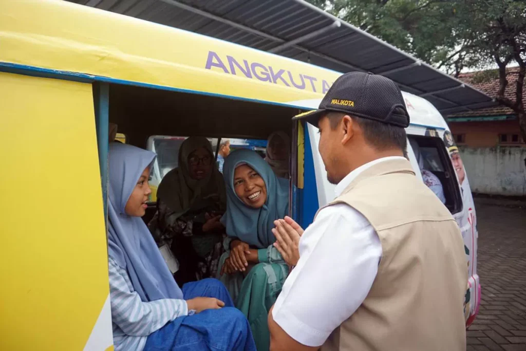 F-angkutan-wisata-964648115