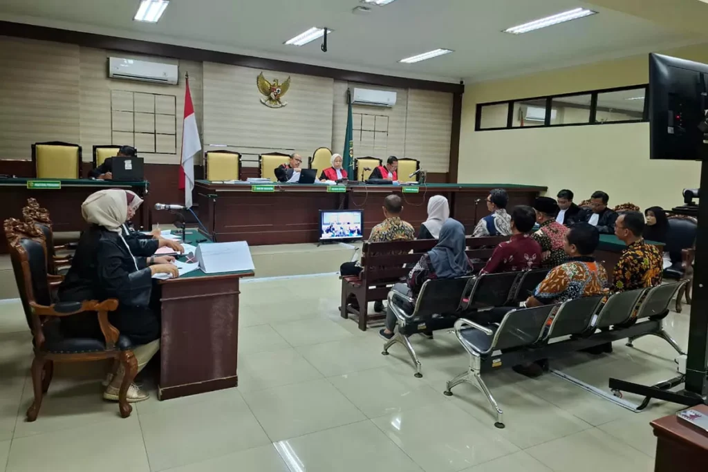 F-suasana-sidang-korupsi-pkbm-d-pn-tipikor-surabaya-539499511