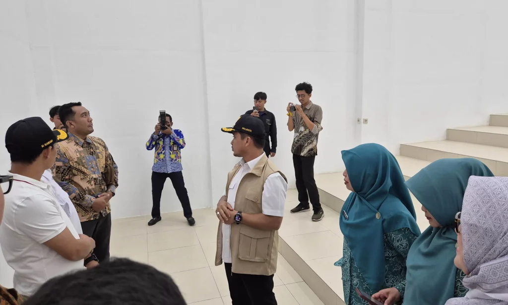 F-wali-kota-saat-berkeliling-di-gedung-depo-arsip-1-3025358652