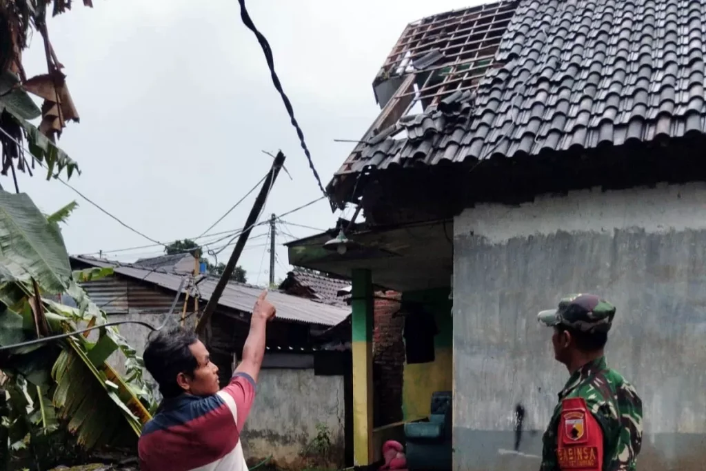 f-atap-rumah-warga-mengalami-kerusakan-terdampak-puting-beliung-di-Desa-Ketanireng-Kecamatan-Prigen-1from-Pemdes-Ketanireng-281016561