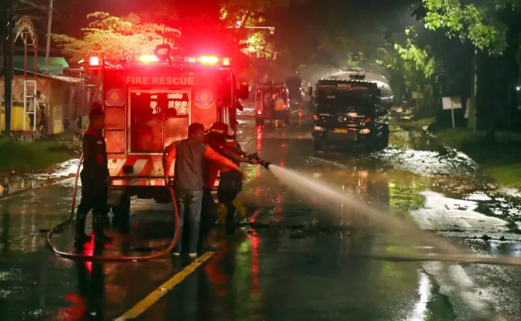 ft-bersihkan-material-banjir-1099876473