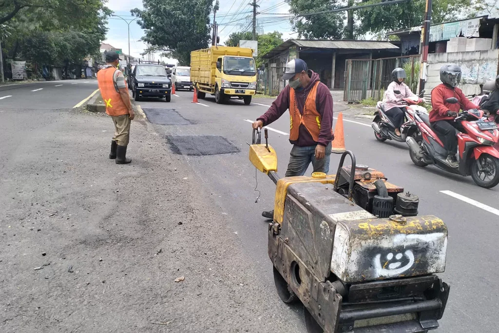 f-penambalan-jalan-nasional-berlubang-ruas-Malang-Surabaya-di-Jetak-Desa-Karangjati-Kecamatan-Pandaan-1zal-3261810534