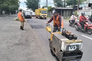 f-penambalan-jalan-nasional-berlubang-ruas-Malang-Surabaya-di-Jetak-Desa-Karangjati-Kecamatan-Pandaan-1zal-3261810534