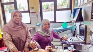 anggun-petugas-kesehatan-puskesmas-tosari-saat-mengenakan-kebaya-untuk-melayani-pasien-puskesmas-tosari-for-radar-bromo-sBAPH
