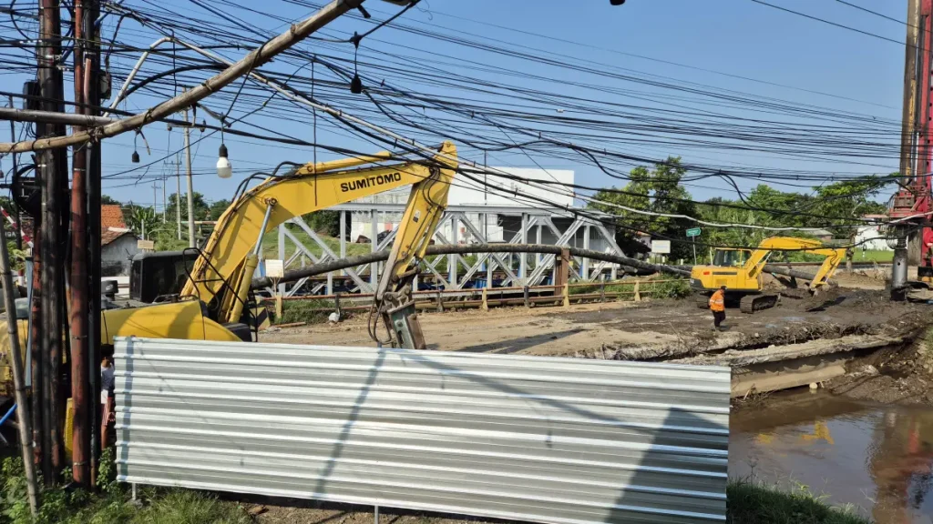 banyak-rintangan-kabel-utilitas-yang-berada-di-jembatan-bookwedi-proses-pembongkaran-masih-dilakukan-dan-mei-harus-rampung-foto-fahrizal-firmanijawa-pos-radar-bromo-sKqT7