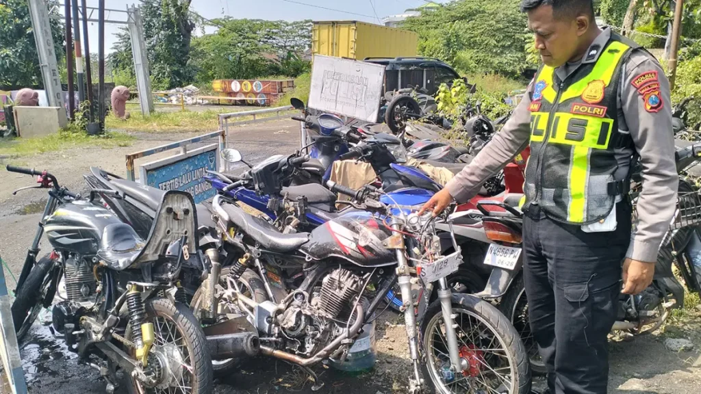 barang-bukti-dua-motor-honda-mega-pro-yang-terlibat-tabrakan-di-gambiran-prigen-saat-diamankan-di-poslantas-pandaan-oyDnw