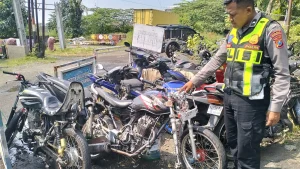barang-bukti-dua-motor-honda-mega-pro-yang-terlibat-tabrakan-di-gambiran-prigen-saat-diamankan-di-poslantas-pandaan-oyDnw