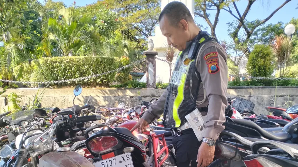 barang-bukti-motor-yamaha-vixio-dan-honda-gl-max-yang-terlibat-kecelakaan-di-kecamatan-pandaan-diamankan-di-poslantas-polsek-pandaan-rizal-fahmi-syatorijawa-pos-radar-bromo-Nc5DZ