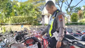 barang-bukti-motor-yamaha-vixio-dan-honda-gl-max-yang-terlibat-kecelakaan-di-kecamatan-pandaan-diamankan-di-poslantas-polsek-pandaan-rizal-fahmi-syatorijawa-pos-radar-bromo-Nc5DZ