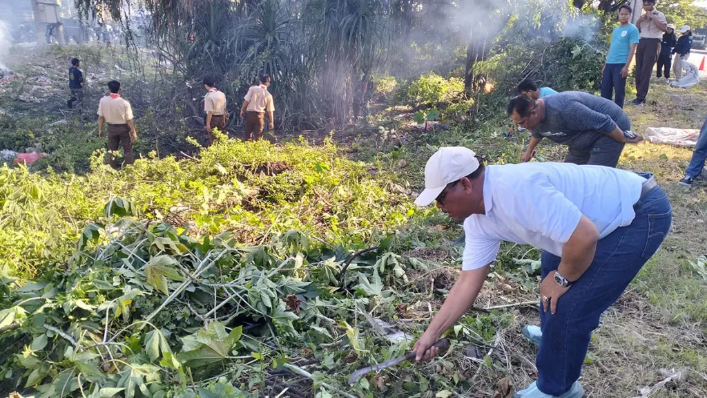 bersih-bersih-sejumlah-pihak-yang-terlibat-dalam-kegiatan-bersih-bersih-di-bundaran-apollo-gempol-rizal-syatoriradar-bromo-SZ2b4