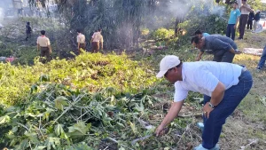 bersih-bersih-sejumlah-pihak-yang-terlibat-dalam-kegiatan-bersih-bersih-di-bundaran-apollo-gempol-rizal-syatoriradar-bromo-SZ2b4