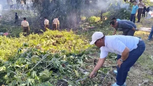 bersih-bersih-sejumlah-pihak-yang-terlibat-dalam-kegiatan-bersih-bersih-di-bundaran-apollo-gempol-rizal-syatoriradar-bromo-SZ2b4