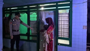 cari-petunjuk-polisi-melakukan-olah-tkp-di-rumah-ms-foto-polres-pasuruan-kota-for-jawa-pos-radar-bromo-kOF4f
