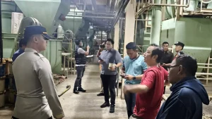 cek-tkp-anggota-polsek-beji-mendatangi-tkp-meninggalnya-pekerja-di-sebuah-perusahaan-di-kecamatan-beji-0lrUk