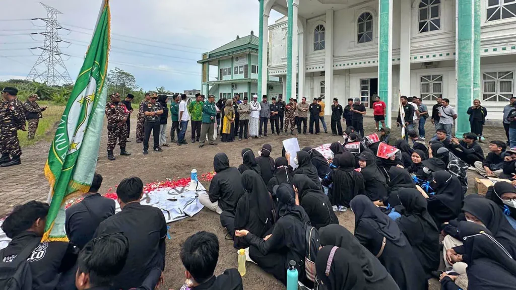 demonstrasi-aksi-unjuk-rasa-kalangan-mahasiswa-unuba-beberapa-waktu-lalu-imbas-dualisme-yayasan-dan-legalitas-rektor-dokumen-radar-bromo-WYFH1