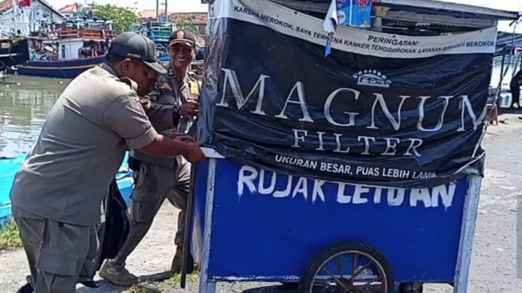 diangkut-anggota-satpol-pp-kota-pasuruan-mengamankan-barang-barang-pkl-dari-pelabuhan-dan-pasar-besar-senin-64-satpol-pp-kota-pasuruan-for-jawa-pos-radar-bromo-lyPES