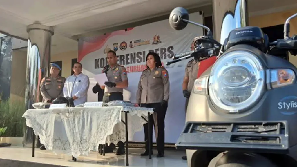 dibongkar-kapolres-pasuruan-kota-akbp-titus-yudho-uly-bersama-wakapolres-pasuruan-kota-kompol-yokhbet-saat-memberikan-keterangan-atas-pengungkapan-kasus-curanmor-fuad-alyzenradar-bromo-sXPGe (2)