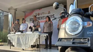 dibongkar-kapolres-pasuruan-kota-akbp-titus-yudho-uly-bersama-wakapolres-pasuruan-kota-kompol-yokhbet-saat-memberikan-keterangan-atas-pengungkapan-kasus-curanmor-fuad-alyzenradar-bromo-sXPGe (2)