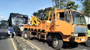 diderek-kondisi-bus-tentrem-yang-naik-median-dan-menabrak-pju-di-purwodadi-kabupaten-pasuruan-saat-diderek-petugas-rizal-syatori-radar-bromo-GnaNV