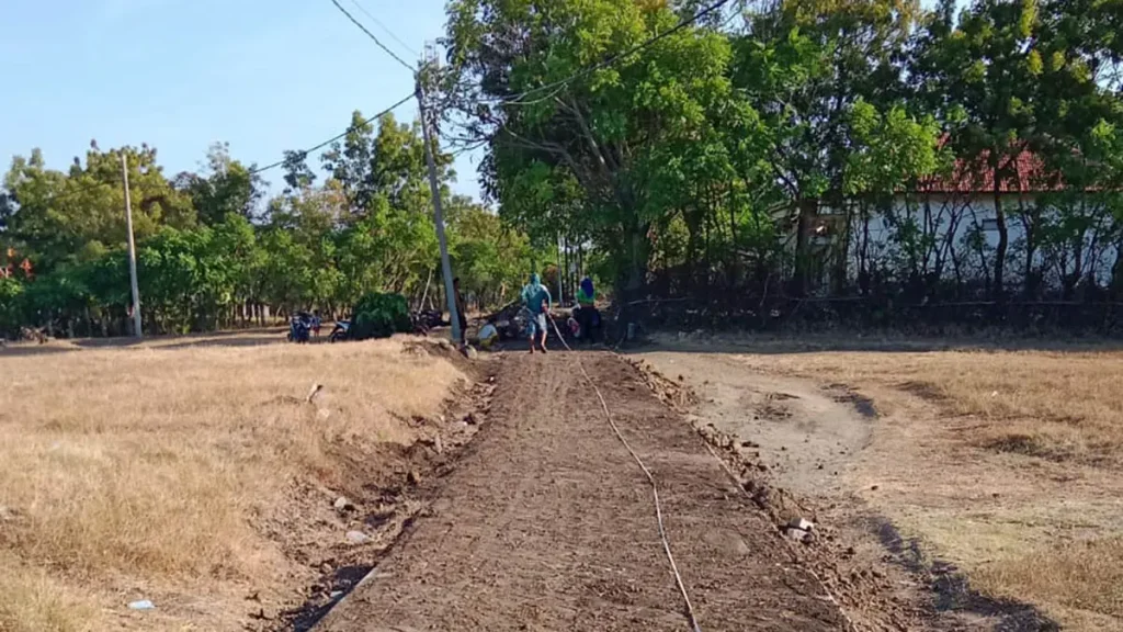 dipaving-perbaikan-jalan-di-dusun-waru-jalan-ini-menjadi-jalan-usaha-tani-bagi-masyarakat-di-desa-watuprapat-foto-pemdes-watuprapat-for-jawa-pos-radar-bromo-Xn04a