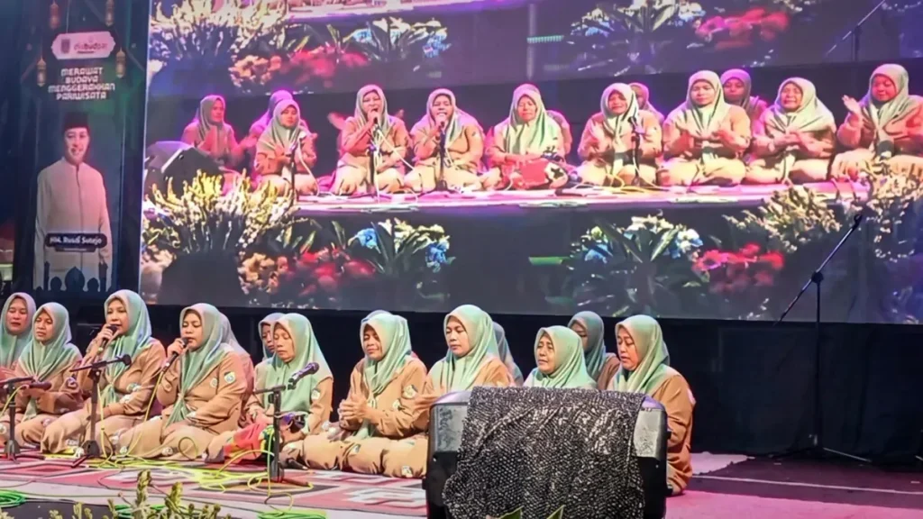festival-blug-gebluk-yang-digelar-di-ponpes-roudlotul-hamdi-rembang-pertengahan-ramadan-lalu-m-busthomi-radar-bromo-PPOZU