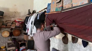 geledah-petugas-kepolisian-yang-terlibat-dalam-penggeledahan-ruang-tahanan-lapas-pasuruan-lapas-iib-pasuruan-for-radar-bromo-URL53