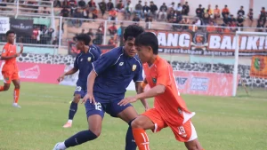 ketat-winger-persekabpas-manzila-kostum-oranye-dikawal-ketat-gelandang-pasuruan-united-rosihan-dalam-laga-di-stadion-r-soedarsono-sabtu-254-sore-foto-fandi-armantojawa-pos-radar-bromo-4RTQF