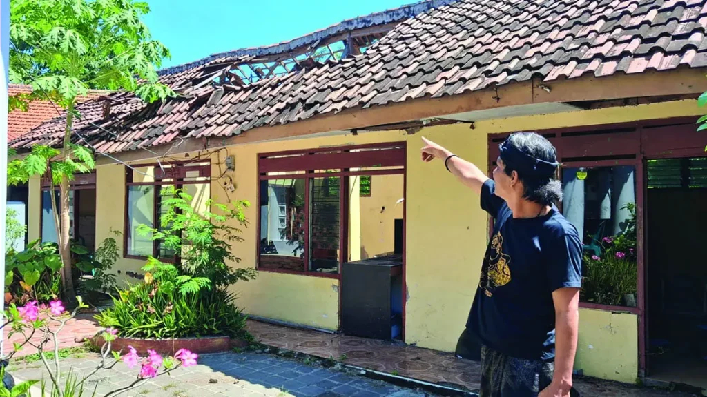 memprihatinkan-atap-kantor-desa-sumberanyar-kecamatan-nguling-kabupaten-pasuruan-yang-rusak-tampak-dari-jauh-fuad-alyzenradar-bromo-JziG5