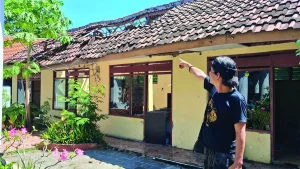 memprihatinkan-atap-kantor-desa-sumberanyar-kecamatan-nguling-kabupaten-pasuruan-yang-rusak-tampak-dari-jauh-fuad-alyzenradar-bromo-JziG5