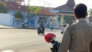patroli-petugas-satpol-pp-kota-pasuruan-saat-melakukan-patroli-di-kawasan-alun-alun-kota-pasuruan-Dvuwb