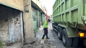 pemeriksaan-petugas-kepolisian-saat-melakukan-olah-tkp-insiden-kecelakaan-yang-menewaskan-korban-di-jalan-gatot-subroto-gadingrejo-kota-pasuruan-rabu-pagi-154-2rEzm