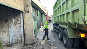 pemeriksaan-petugas-kepolisian-saat-melakukan-olah-tkp-insiden-kecelakaan-yang-menewaskan-korban-di-jalan-gatot-subroto-gadingrejo-kota-pasuruan-rabu-pagi-154-2rEzm