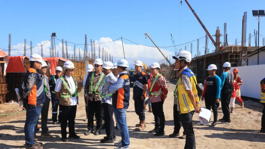 peninjauan-wali-kota-pasuruan-adi-wibowo-dan-sekda-rudiyanto-saat-mendampingi-kantor-staf-kepresidenan-meninjau-sekolah-rakyat-permanen-kota-pasuruan-elrG2