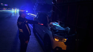 petugas-saat-melakukan-olah-tkp-kecelakaan-yang-melibatkan-suzuki-xl7-dan-truk-di-tol-gempol-pasuruan-3iaoG (1)