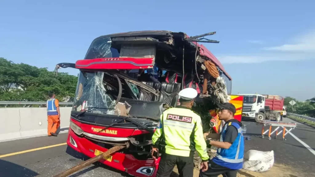 rusak-parah-bus-nusa-indah-bernopol-b-7086-vaa-kecelakaan-di-jalan-tol-gempol-pasuruan-gempas-minggu-264-pagi-pjr-3-polda-jatim-for-jawa-pos-radar-bromo-riusj