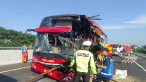 rusak-parah-bus-nusa-indah-bernopol-b-7086-vaa-kecelakaan-di-jalan-tol-gempol-pasuruan-gempas-minggu-264-pagi-pjr-3-polda-jatim-for-jawa-pos-radar-bromo-riusj