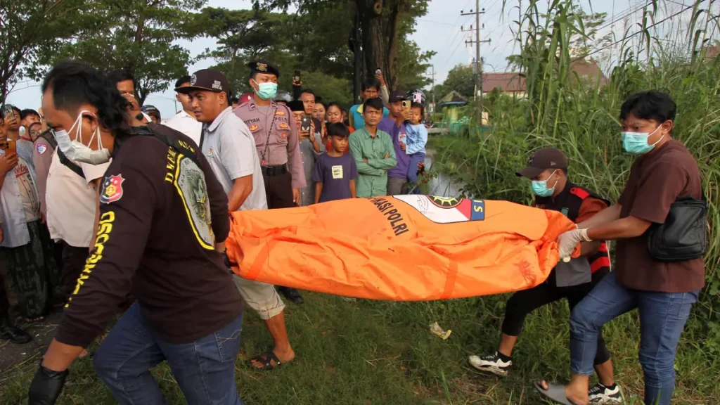 saat-di-tkp-mayat-wanita-bertato-saat-dibawa-dari-lokasi-di-desa-sambirejo-akhir-maret-lalu-foto-dok-jawa-pos-radar-bromo-3mEfU