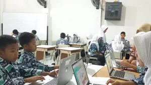 semangat-siswa-srpm-28-yang-mengenakan-seragam-mengikuti-aktivitas-belajar-mengajar-foto-srmp-28-pasuruan-for-jawa-pos-radar-bromo-ImLNK