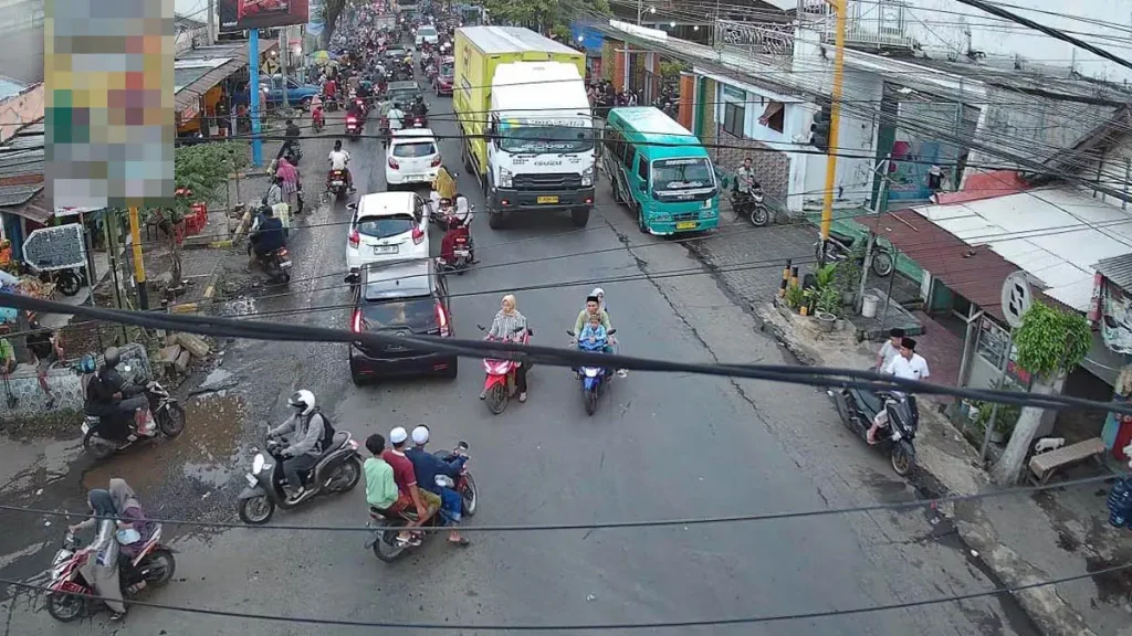 semrawut-hutan-kabel-di-wilayah-kabupaten-pasuruan-yang-mengurangi-estetika-jalan-dokumen-radar-bromo-lg3BE