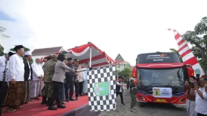 siap-beribadah-ratusan-jemaah-haji-asal-kabupaten-pasuruan-diberangkatkan-ke-asrama-haji-sukolilo-rabu-224-mokhamad-zubaidillahjawa-pos-radar-bromo-vYVQq