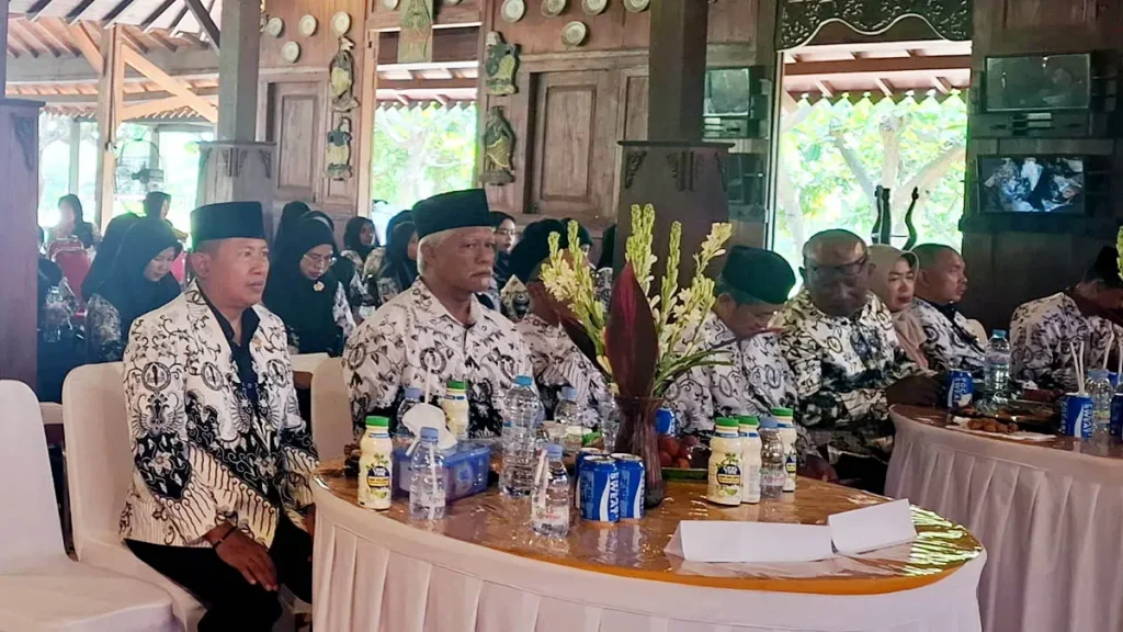 silaturahmi-momen-kebersamaan-para-guru-dalam-acara-halalbihalal-yang-diselenggarakan-pengurus-pgri-kabupaten-pasuruan-bersama-dengan-pc-pgri-kejayan-rabu-154-istimewa-bi8Aj