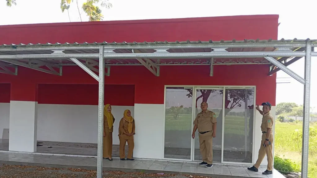 sudah-jadi-kios-di-dusun-sumurwaru-timur-yang-jumlahnya-ada-12-unit-kios-ini-akan-menjadi-cikal-bakal-pasar-wisata-foto-fuad-alyzen-jawa-pos-radar-bromo-RJDSP