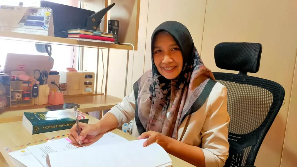 tangguh-sosok-wiwik-tri-haryati-sh-mh-yang-dikenal-tangguh-wiwik-tri-haryati-for-radar-bromo-2GGXI