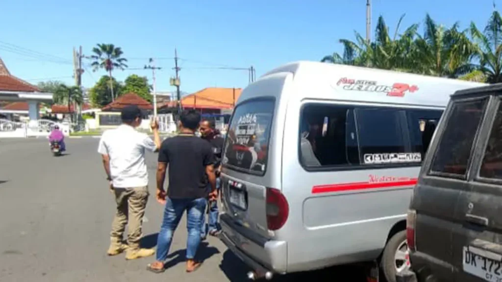 tegang-ketegangan-yang-terjadi-saat-petugas-satpol-pp-kota-pasuruan-hendak-menertibkan-mobil-yang-parkir-di-tempat-terlarang-satpol-pp-kota-pasuruan-for-radar-bromo-sULiG